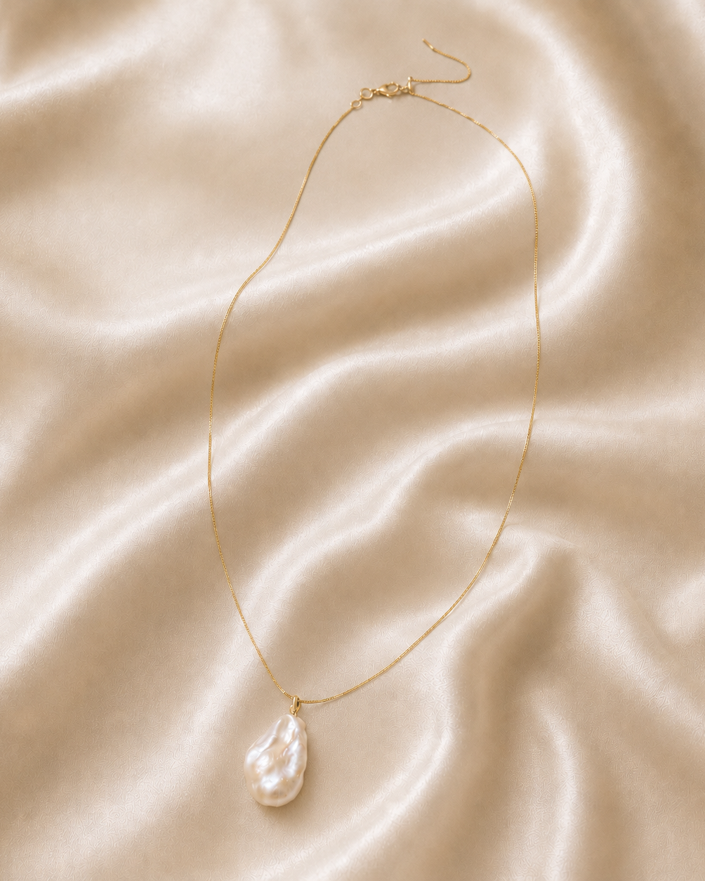 Gift-ready AURAM baroque pearl pendant necklace with soft modern styling